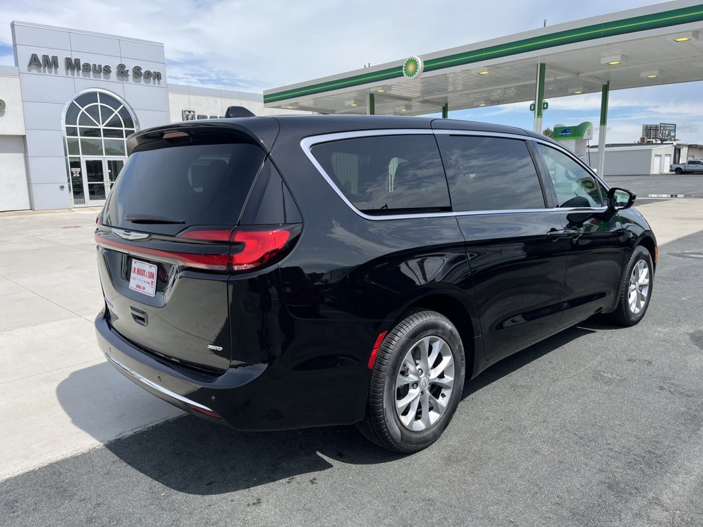 Used 2025 Chrysler Pacifica Select image 8