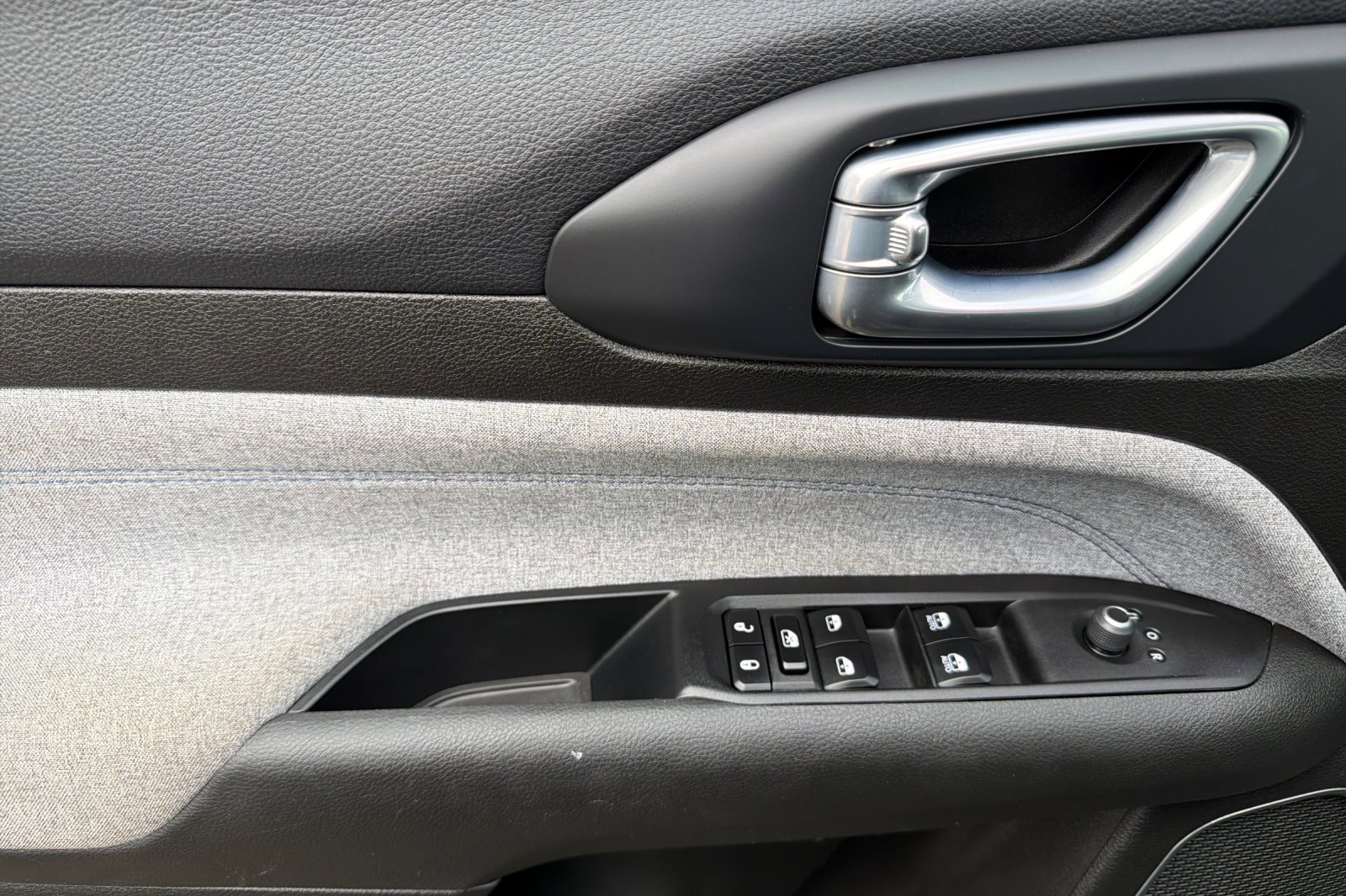 Used 2024 Jeep Compass Latitude image 10