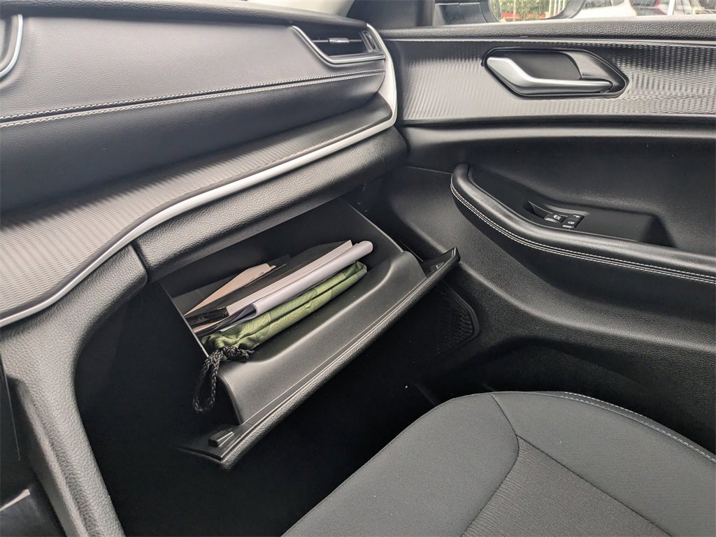 Used 2024 Jeep Grand Cherokee Laredo X image 39