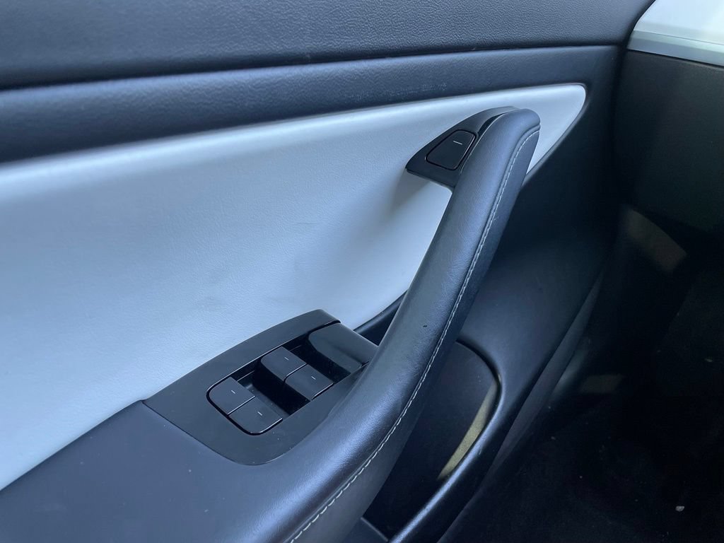 Used 2020 Tesla Model 3 Standard Range RWD image 11