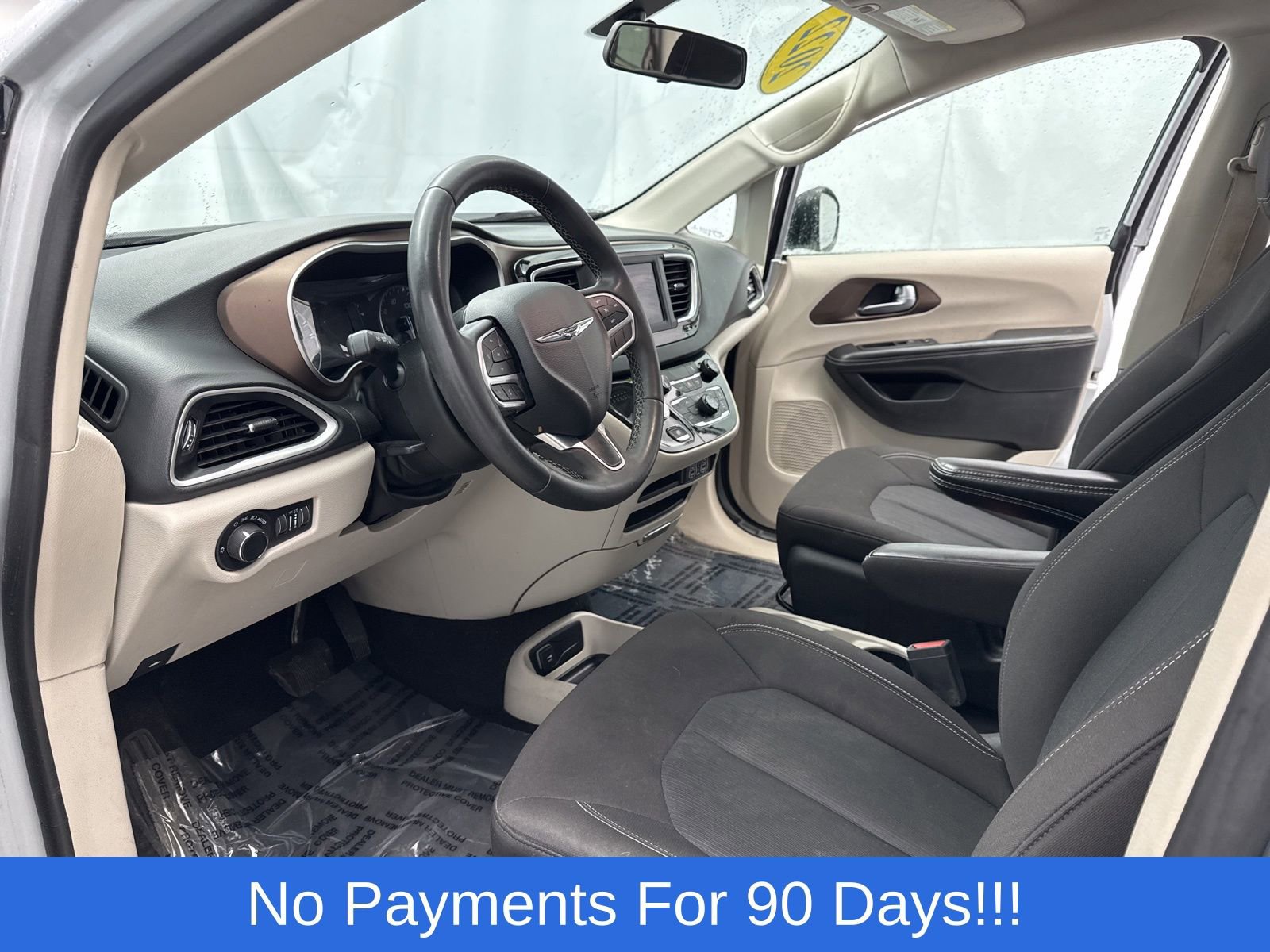 Used 2022 Chrysler Voyager LX image 10