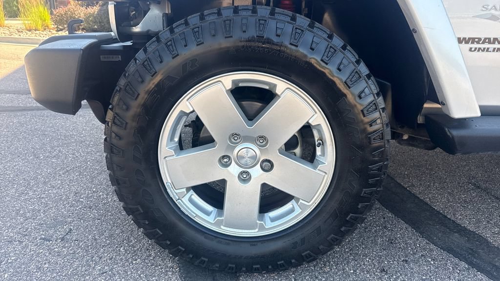Used 2010 Jeep Wrangler Unlimited Sahara AWD/4WD image 16