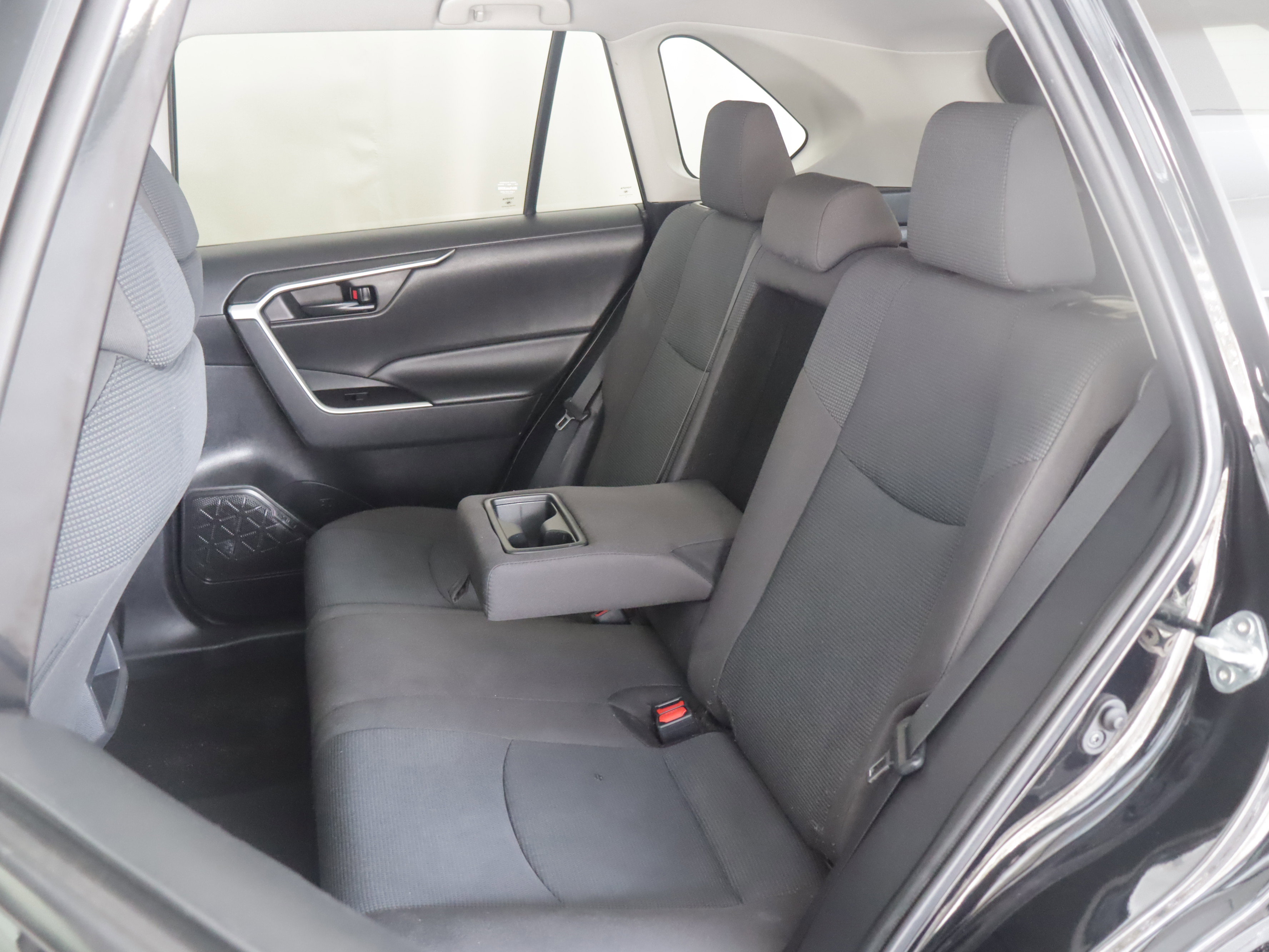 Used 2021 Toyota RAV4 LE image 8