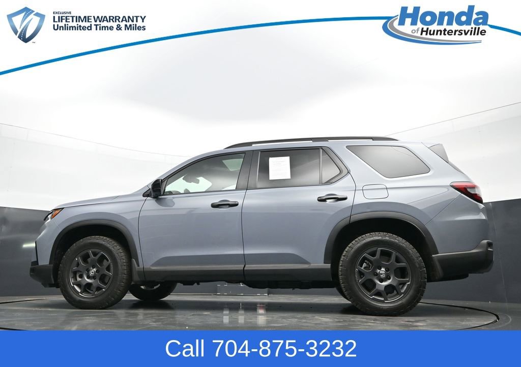 Used 2025 Honda Pilot TrailSport image 29