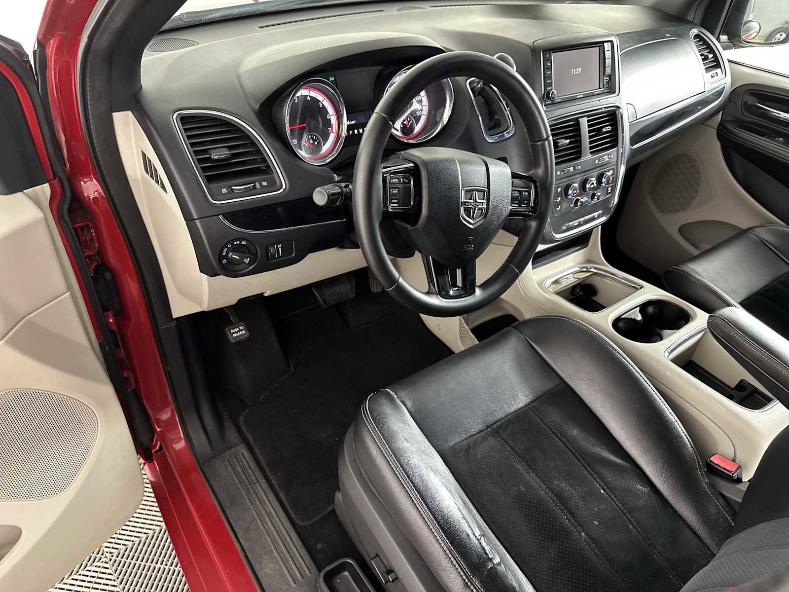 Used 2014 Dodge Grand Caravan SXT FWD image 10