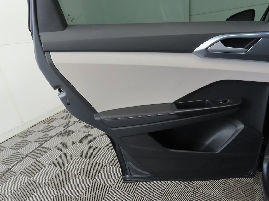 Used 2025 Volkswagen Taos SE w/ Panoramic Sunroof Package image 26