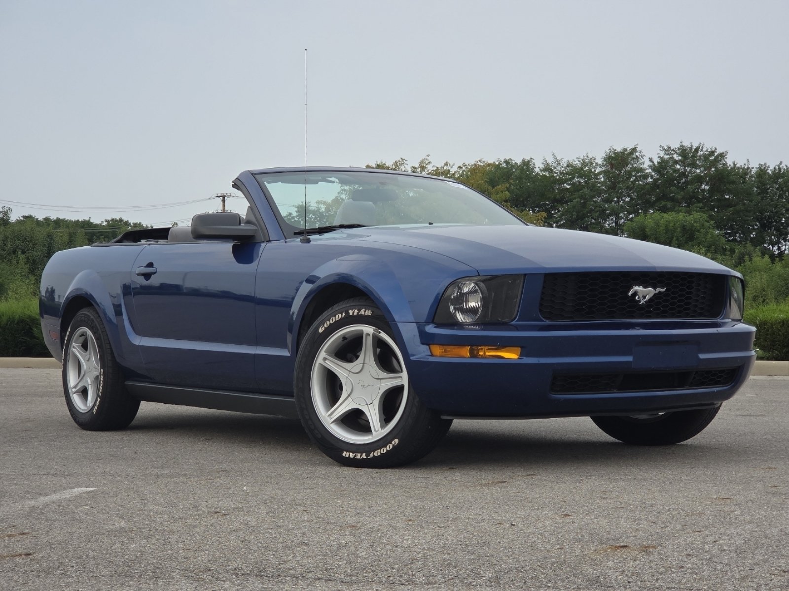 Used 2006 Ford Mustang Convertible RWD image 2