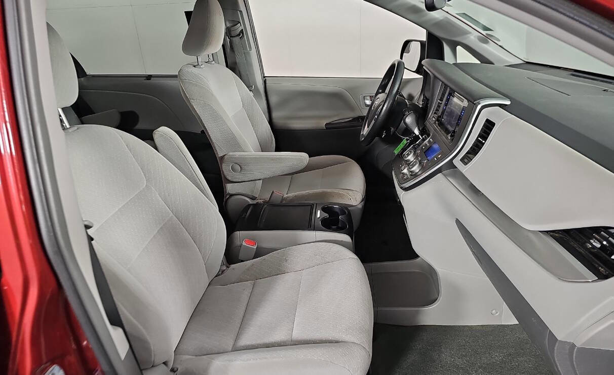 Used 2017 Toyota Sienna LE image 9