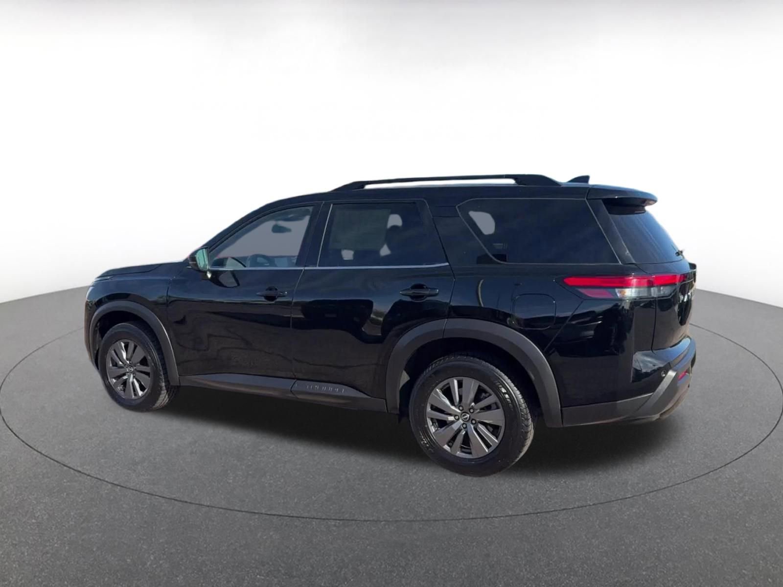 Used 2025 Nissan Pathfinder SV image 9