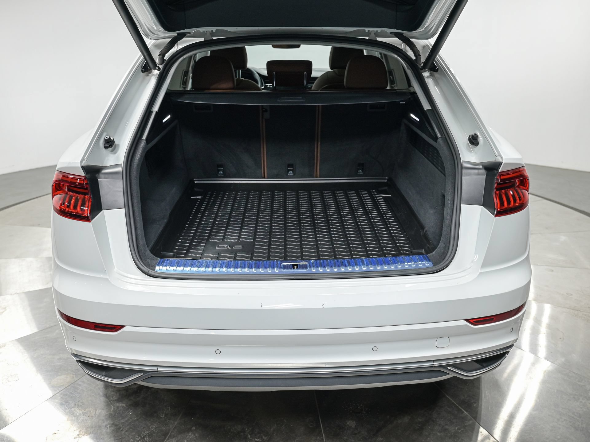 Used 2023 Audi Q8 Premium w/ Convenience Package AWD/4WD image 6
