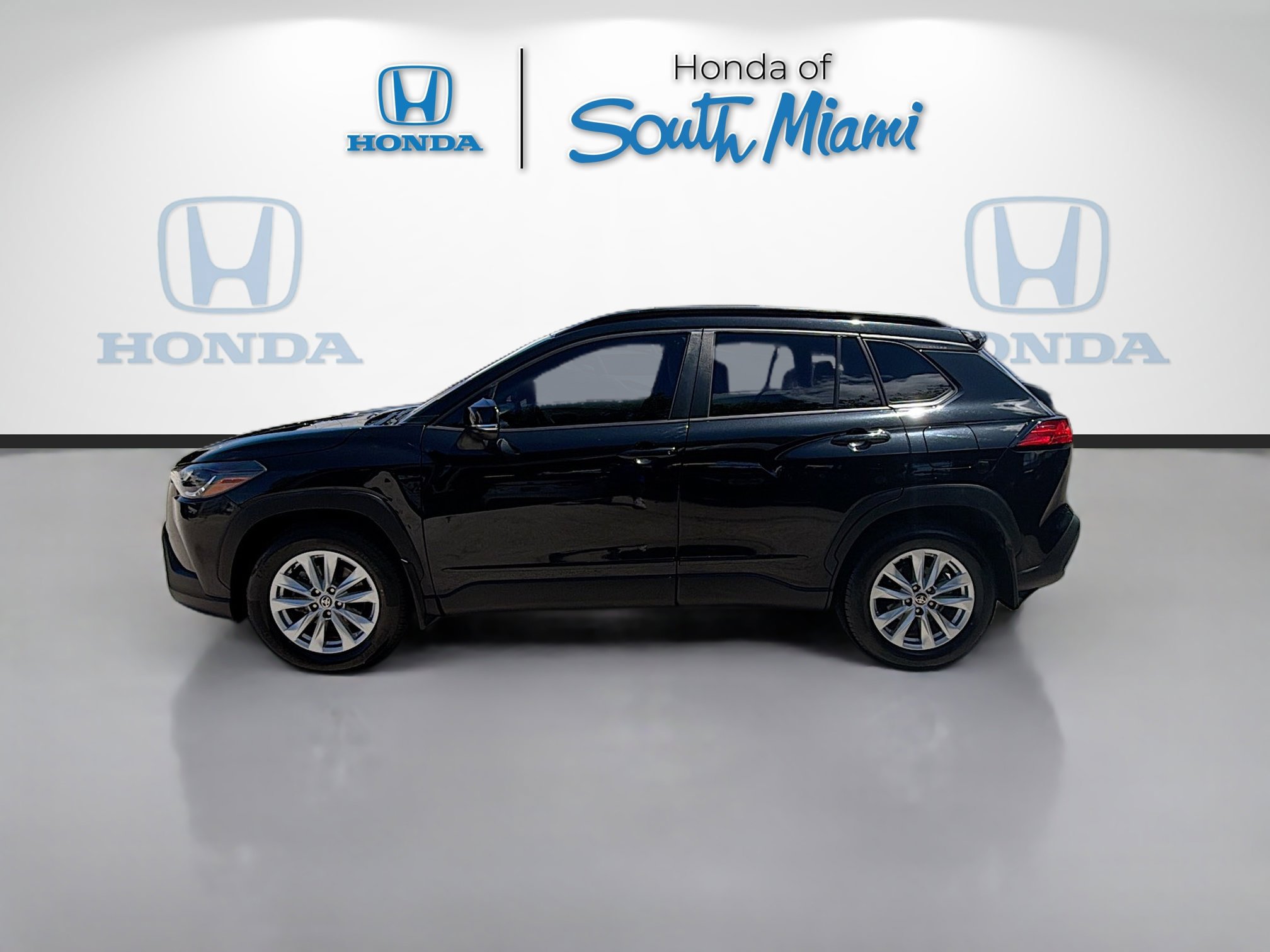 Used 2022 Toyota Corolla Cross LE AWD/4WD image 4