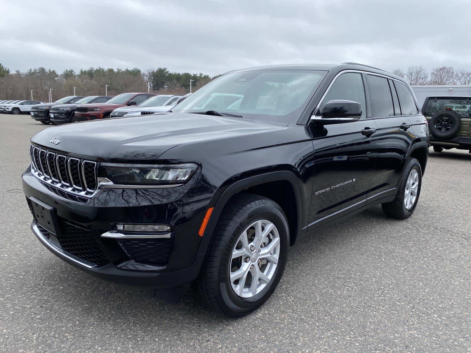 Certified 2023 Jeep Grand Cherokee Limited w/ Trailer Tow Prep Group (B) image 9