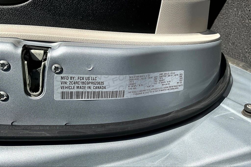 Used 2023 Chrysler Pacifica Touring-L image 19