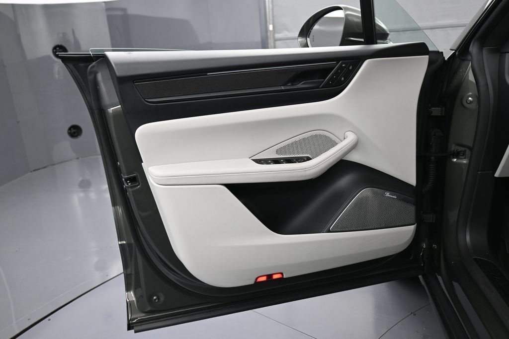 Certified 2025 Porsche Macan Turbo Electric AWD/4WD image 15