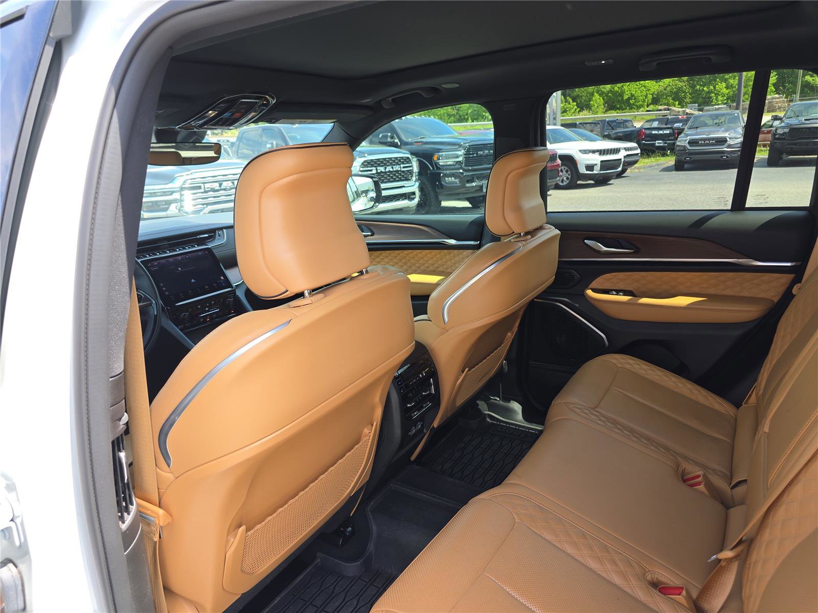 Used 2024 Jeep Grand Cherokee Summit AWD/4WD image 16