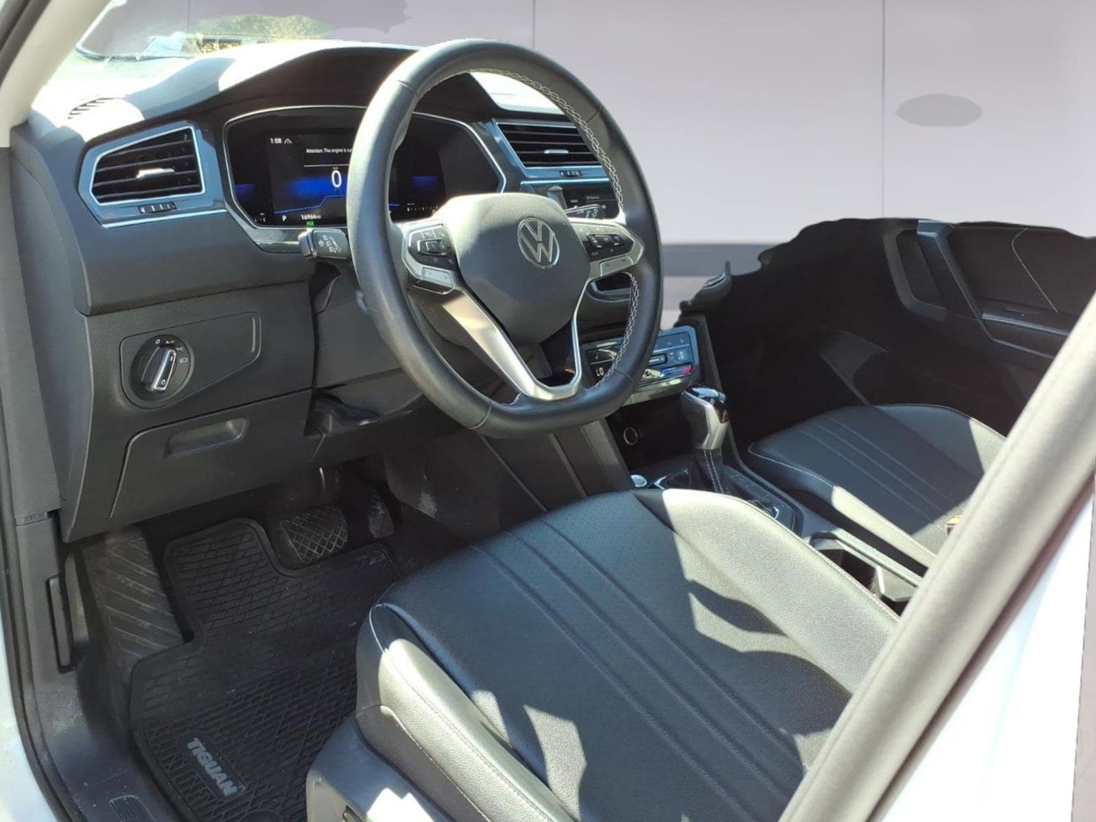 Used 2022 Volkswagen Tiguan SE AWD/4WD image 11