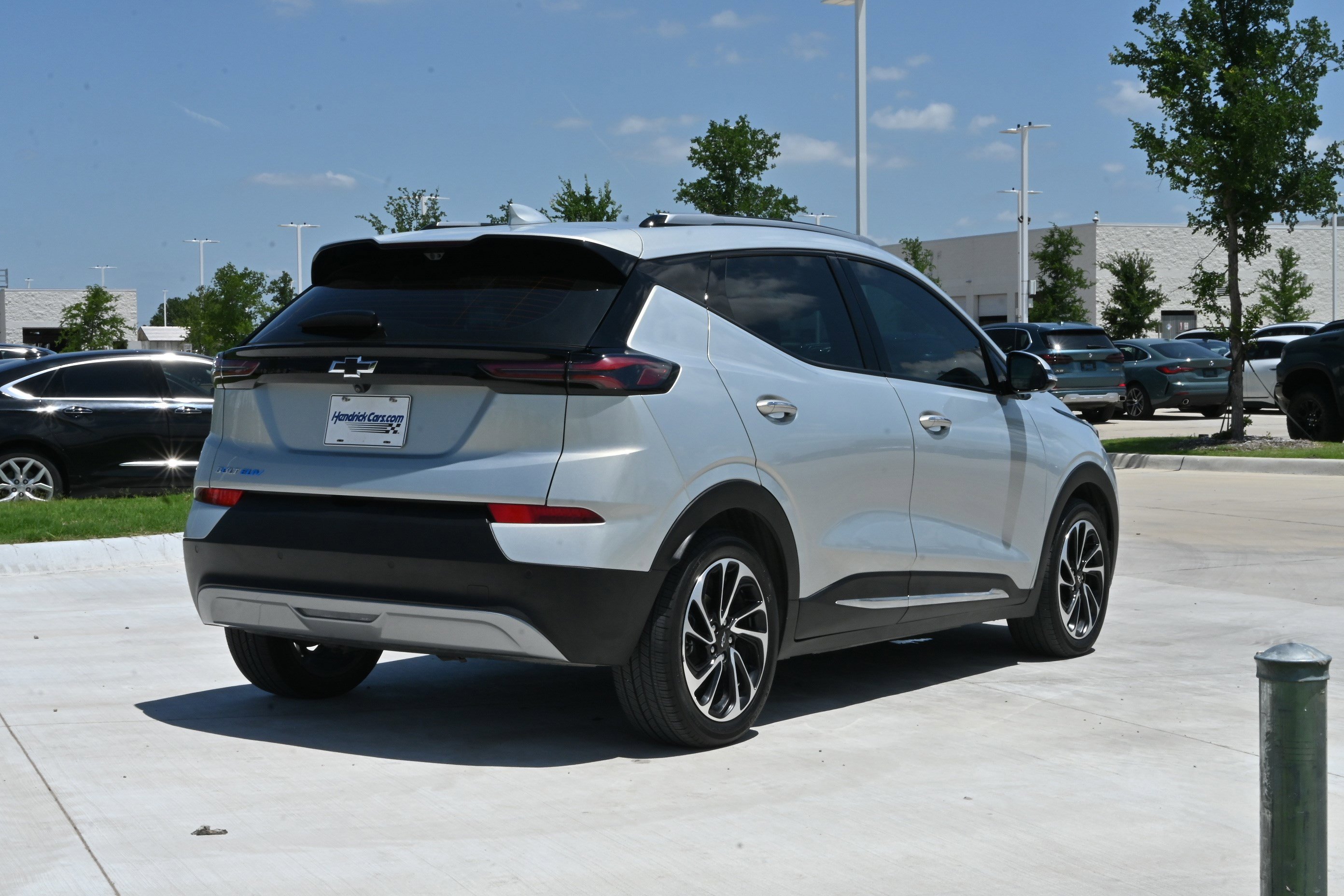 Used 2023 Chevrolet Bolt EUV Premier w/ Sun & Sound Package FWD image 9