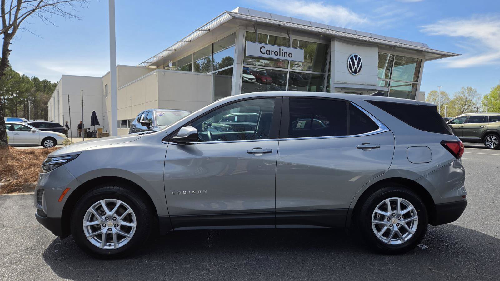 Used 2023 Chevrolet Equinox LT image 2