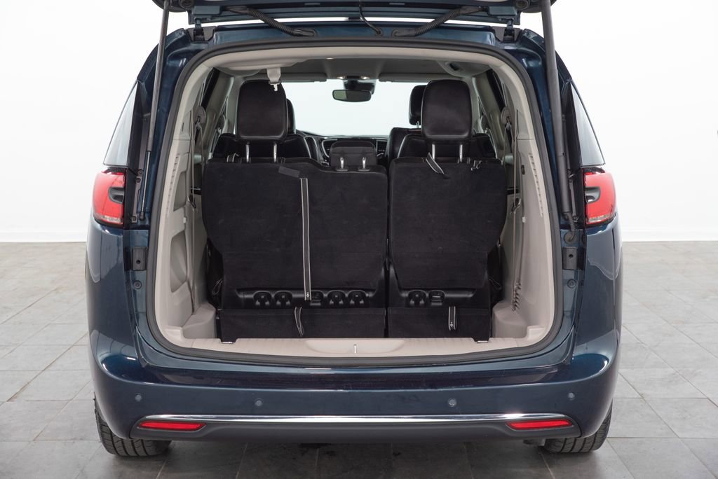 Used 2023 Chrysler Pacifica Touring-L FWD image 13
