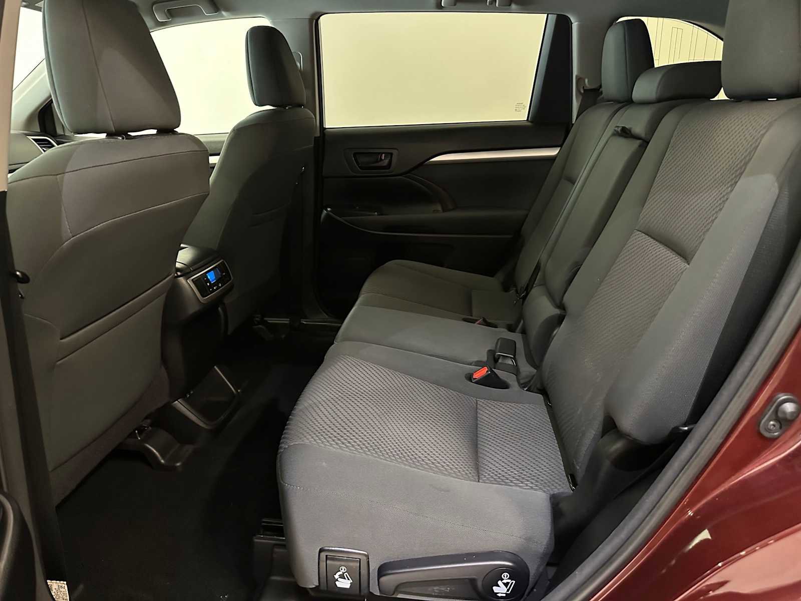 Used 2018 Toyota Highlander LE image 22