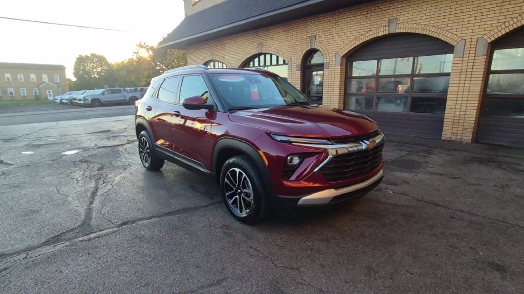 Used 2024 Chevrolet TrailBlazer LT w/ LT Cold Weather Package AWD/4WD image 3