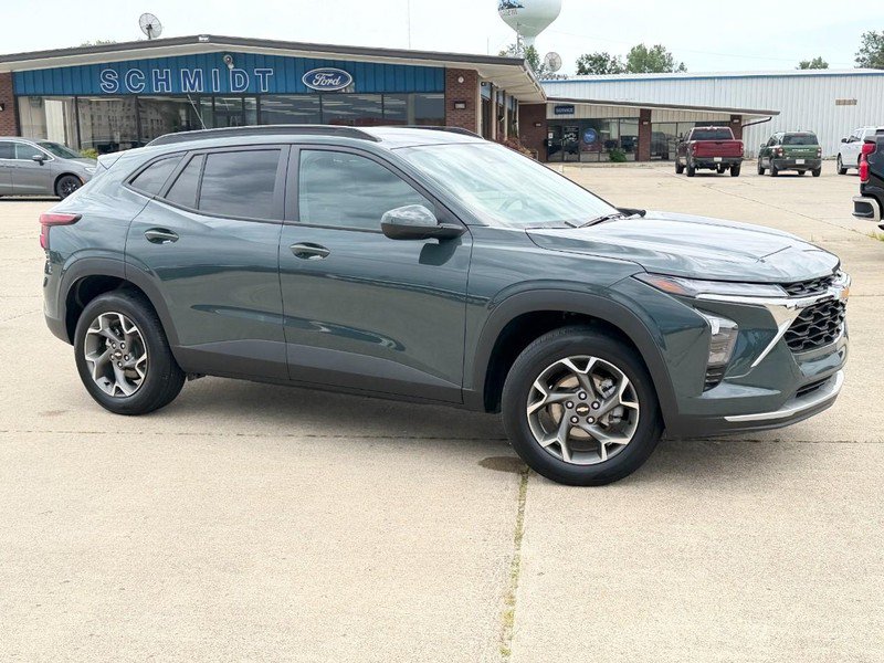 Used 2025 Chevrolet Trax LT FWD image 3