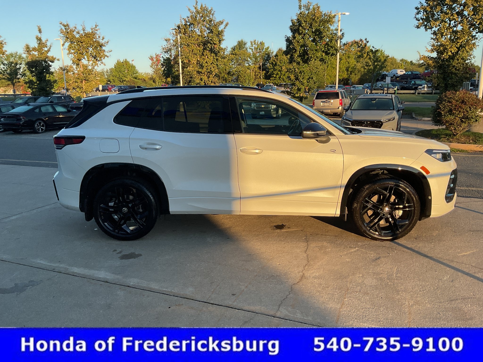 Used 2025 Volkswagen Tiguan SE R-Line AWD/4WD image 7