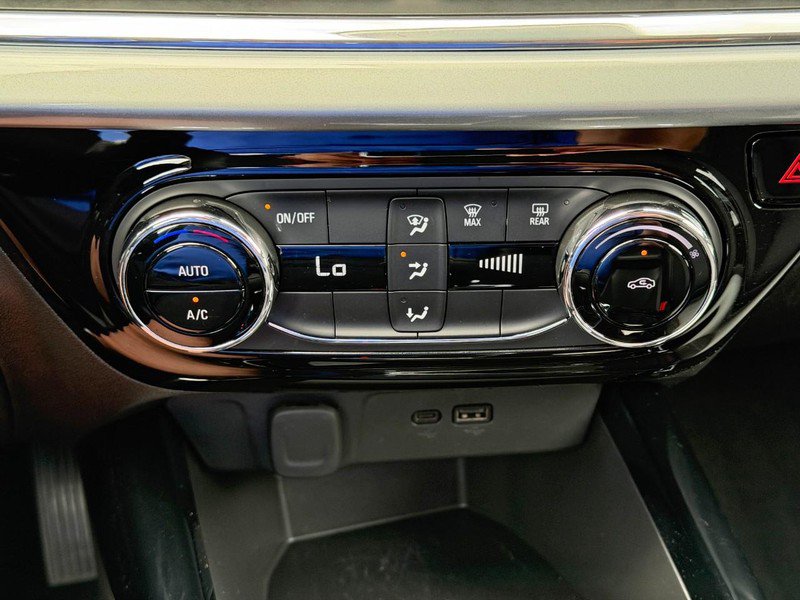 Used 2025 Chevrolet Trax LT FWD image 38