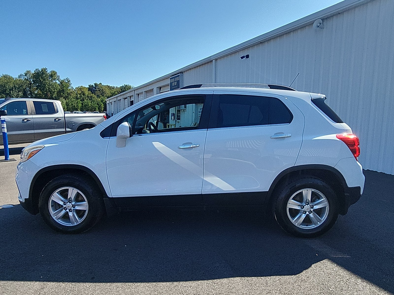 Used 2018 Chevrolet Trax LT w/ LT Convenience Package AWD/4WD image 2