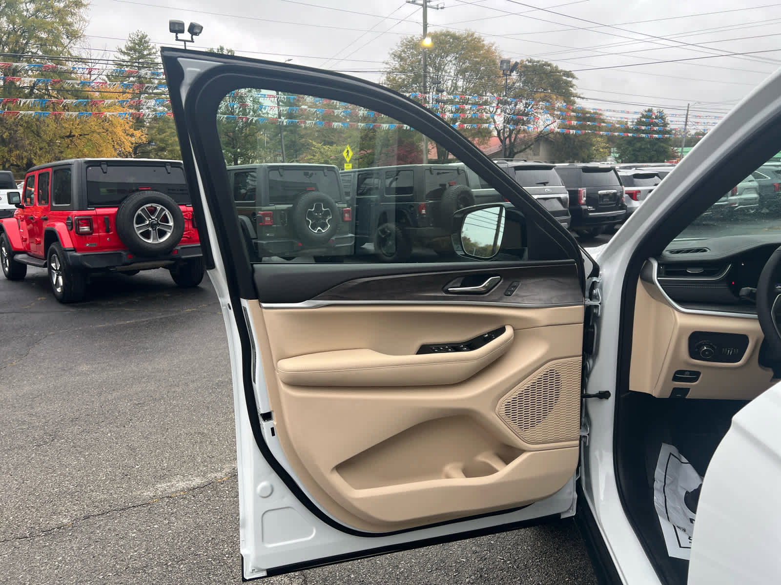 New 2025 Jeep Grand Cherokee Limited image 17