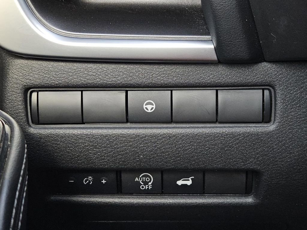 Used 2024 Nissan Rogue SV image 17