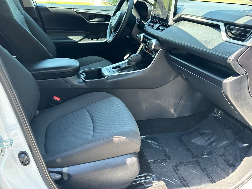 Used 2025 Toyota RAV4 XLE AWD/4WD image 15