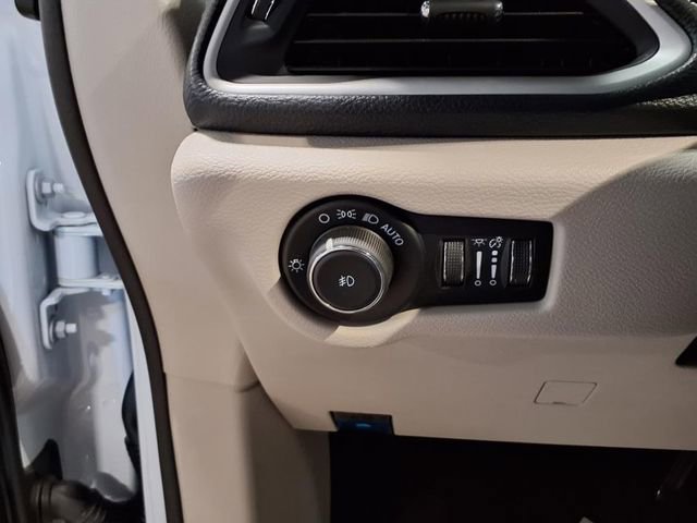 Certified 2024 Chrysler Pacifica Touring-L image 16