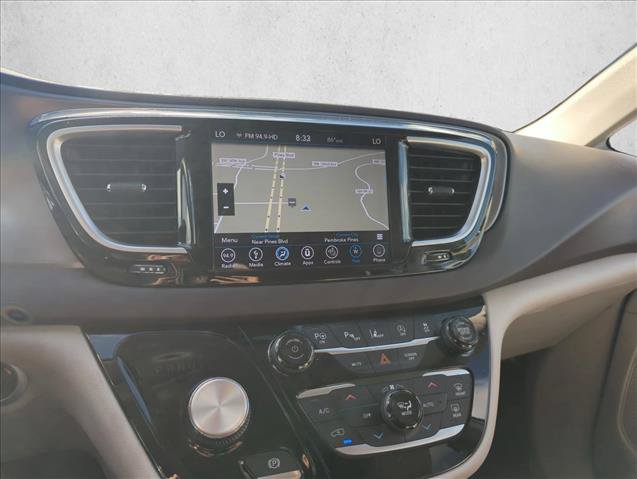 Used 2019 Chrysler Pacifica Touring-L Plus w/ Advanced Safetytec Group FWD image 8