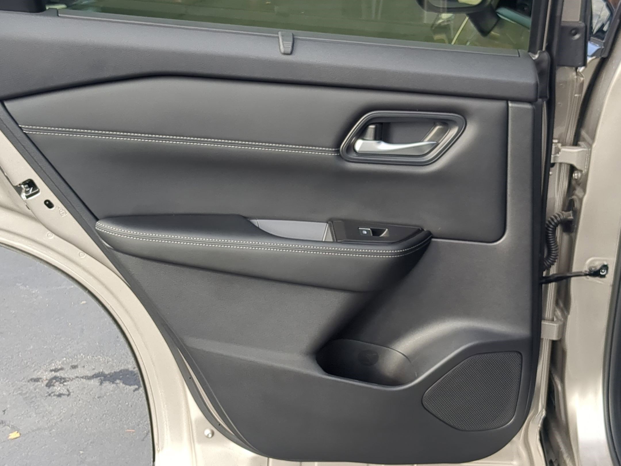 Used 2025 Nissan Rogue SL w/ Tech Package image 32