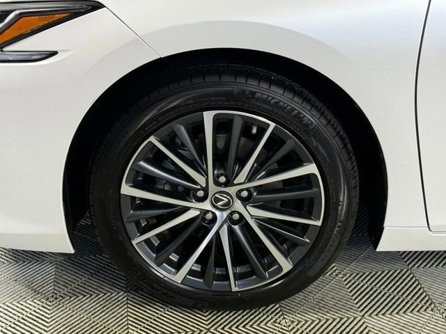 Used 2025 Lexus ES 300h w/ Premium Package image 7