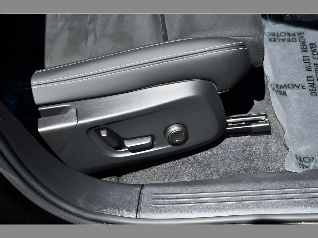 Certified 2023 Volvo C40 P8 Recharge Ultimate w/ Protection Package Premier AWD/4WD image 32