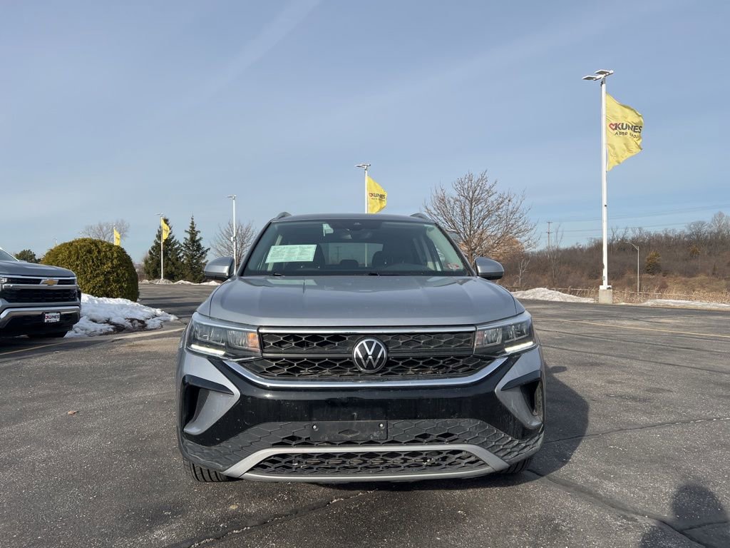 Used 2024 Volkswagen Taos SE image 2