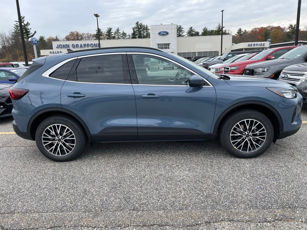New 2026 Ford Escape SE w/ Class II Trailer Tow Package FWD image 3