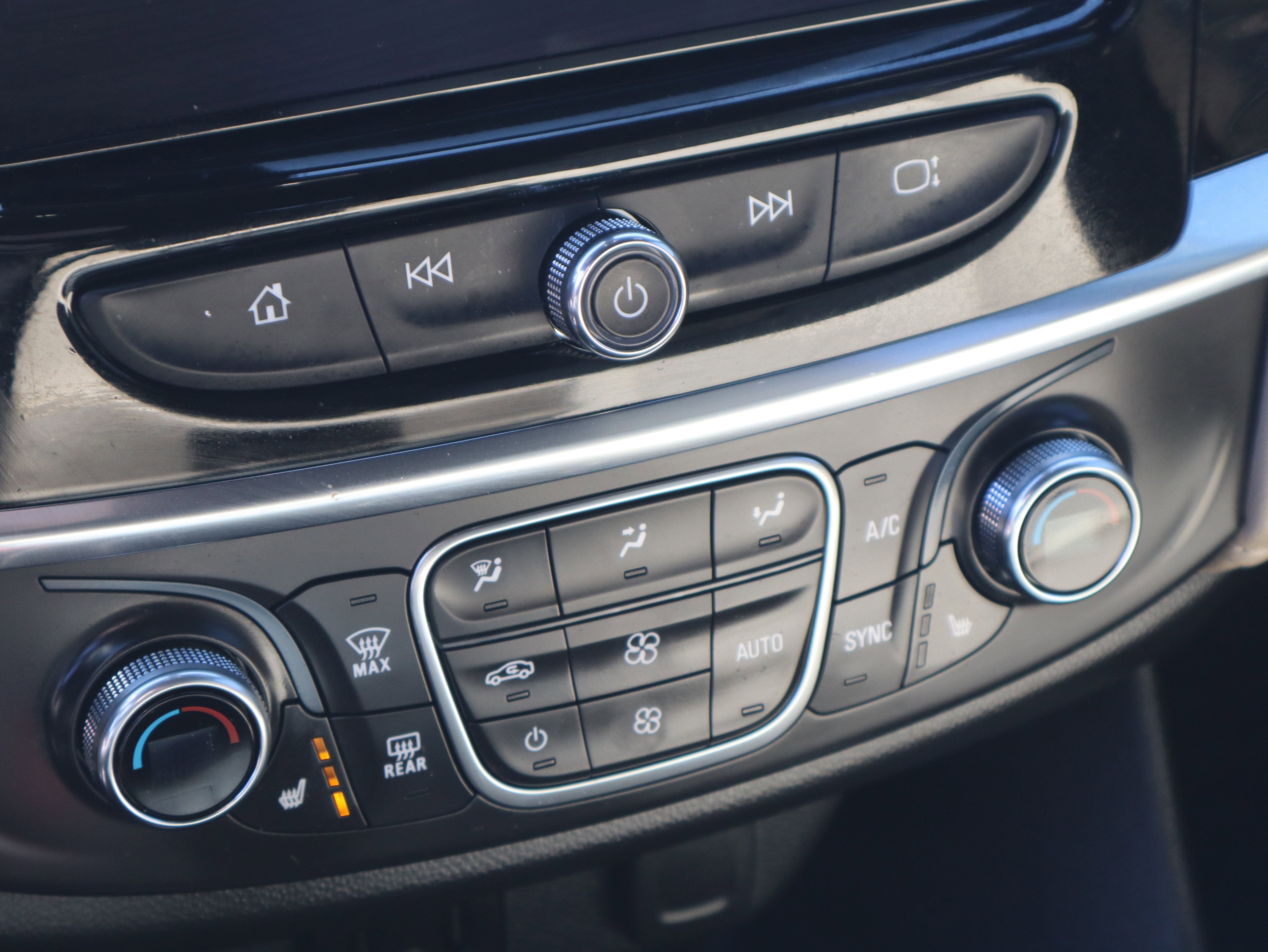 Used 2023 Chevrolet Traverse LT image 32