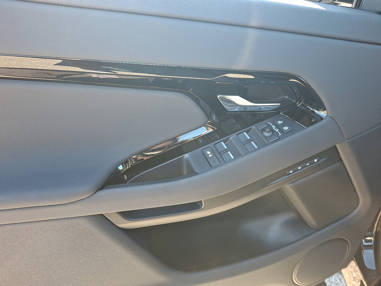 Used 2025 Land Rover Range Rover Evoque Dynamic SE image 12