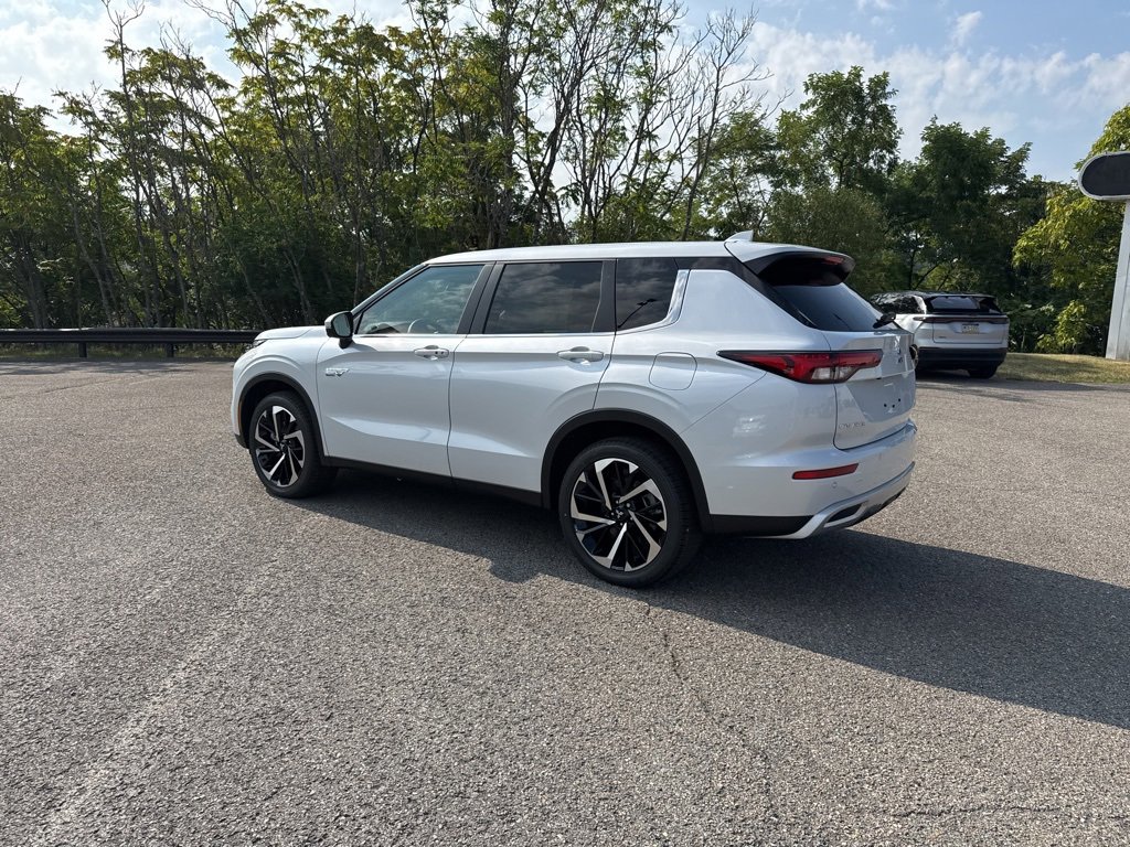 New 2025 Mitsubishi Outlander SE image 13