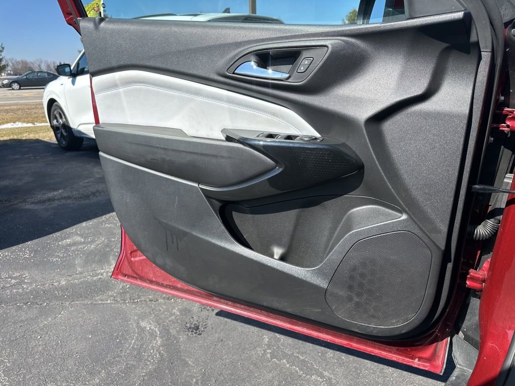 Used 2025 Chevrolet Trax LT FWD image 14