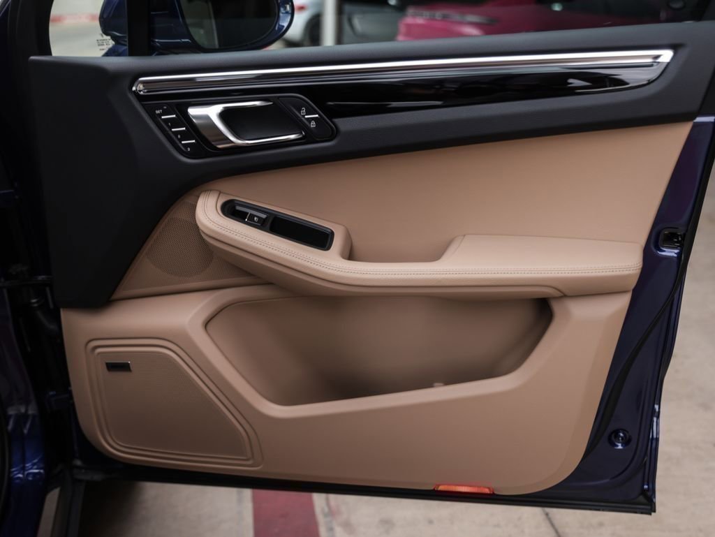 Certified 2025 Porsche Macan image 32
