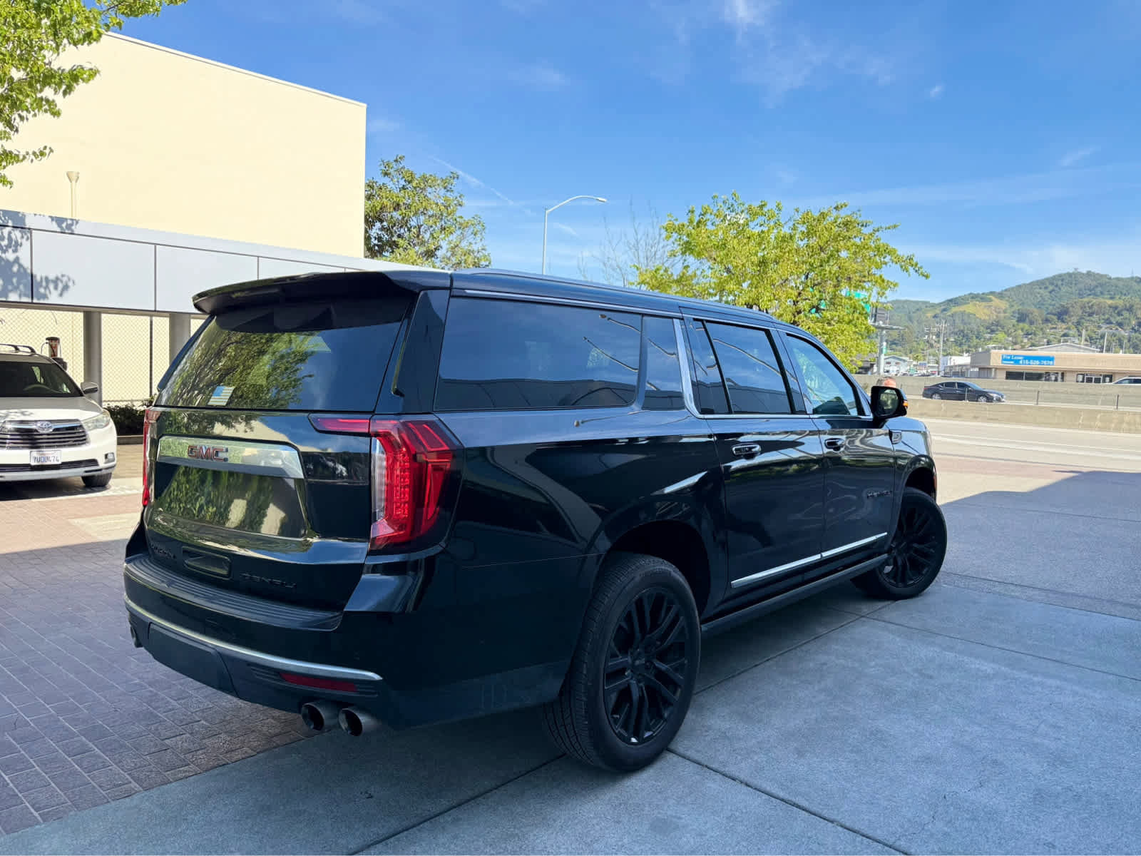 Used 2023 GMC Yukon XL Denali w/ Denali Reserve Package image 5