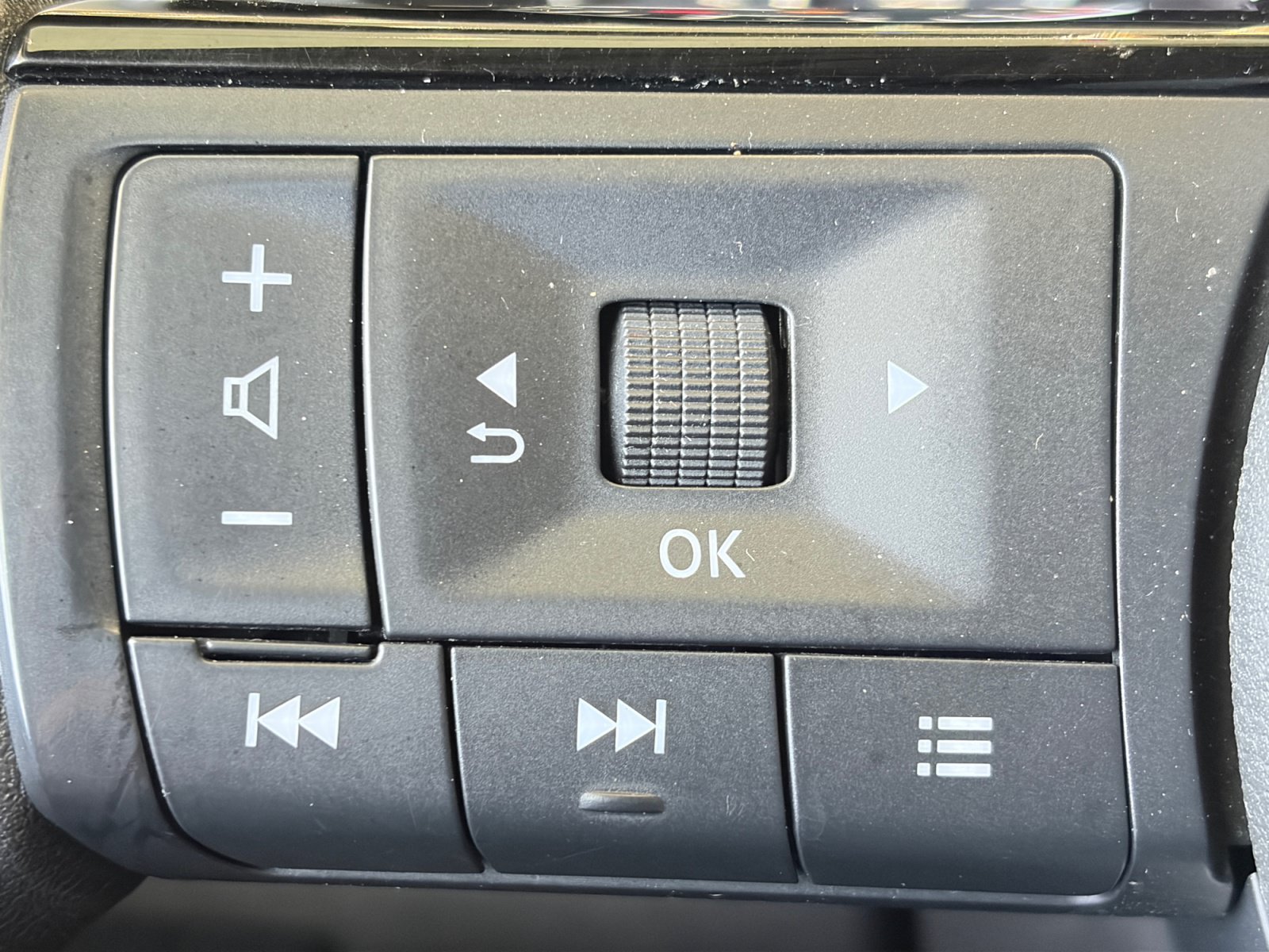 Used 2023 Nissan Rogue SV FWD image 30