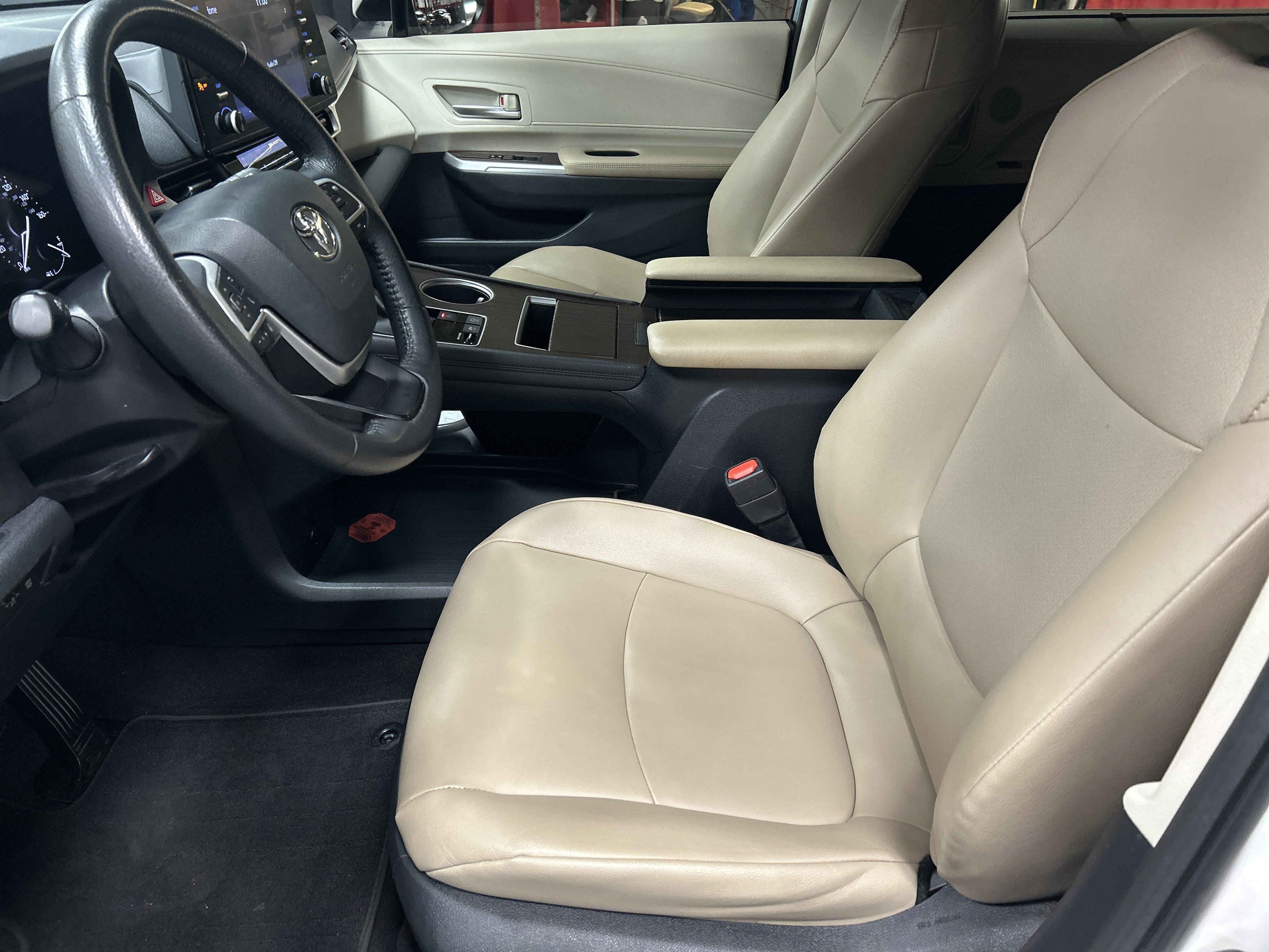 Used 2021 Toyota Sienna XLE FWD image 16