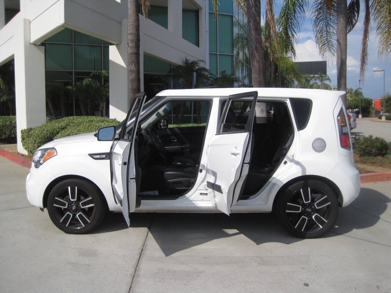 Used 2011 Kia Soul + FWD image 12