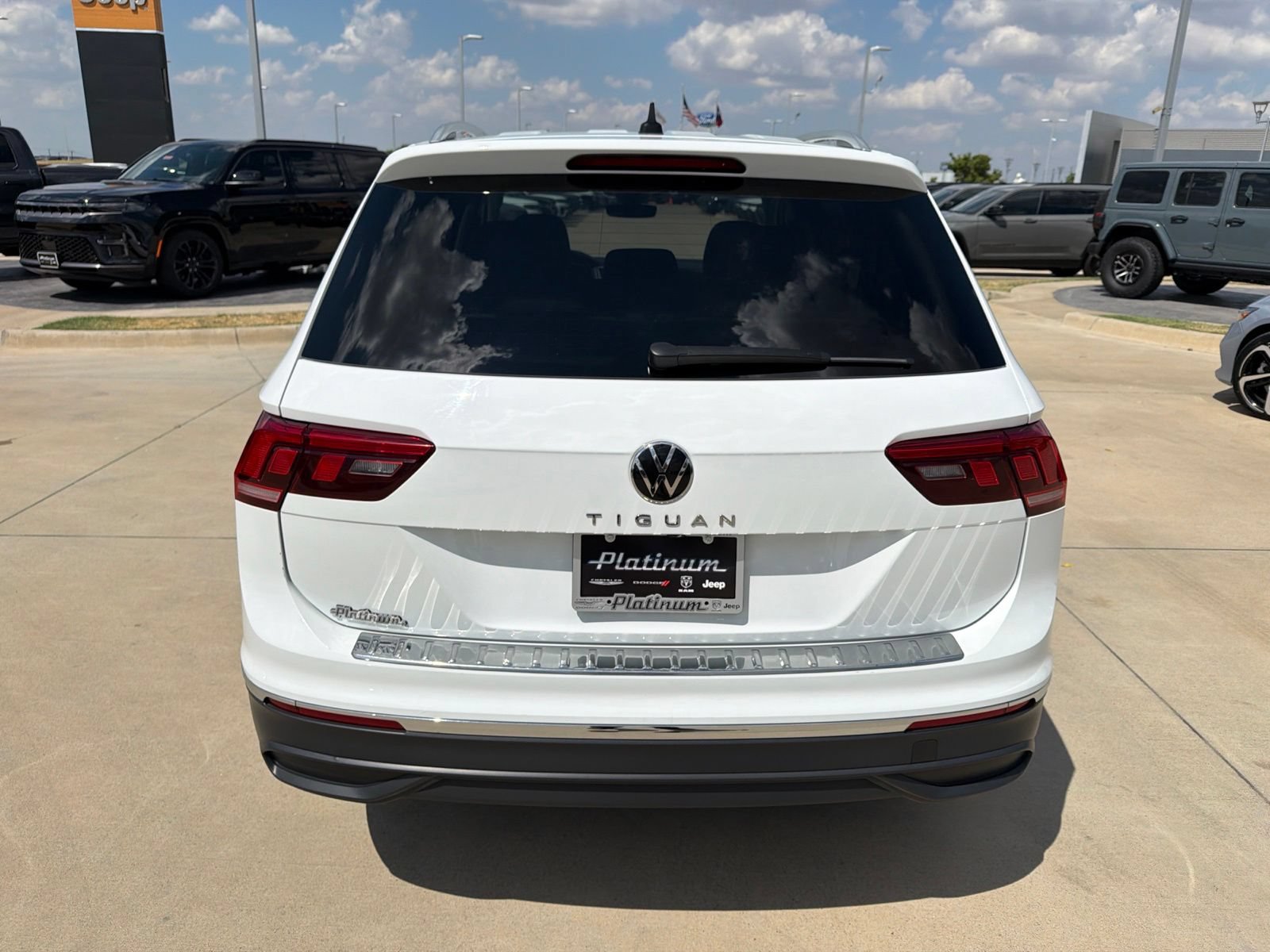 Used 2024 Volkswagen Tiguan SE FWD image 4