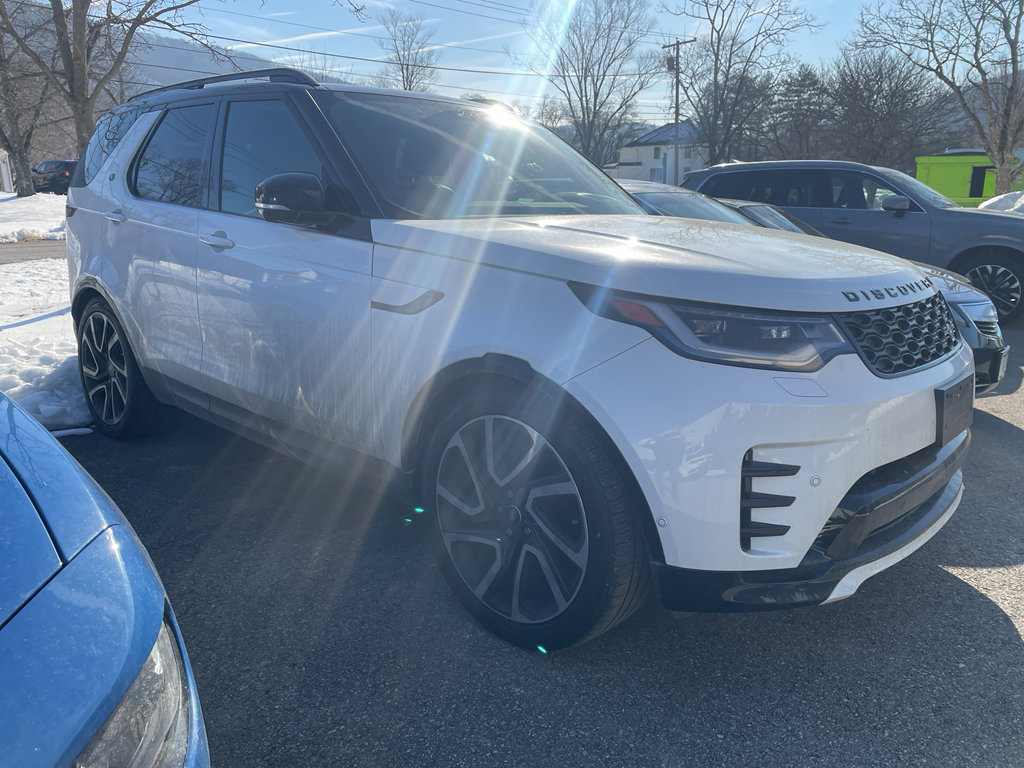 Used 2024 Land Rover Discovery Dynamic SE image 2